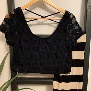 (20% off 3+!) Tobi black cropped short sleeve top • size small